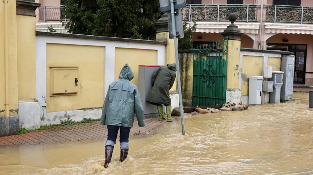 Poplave na severu Italije - voda i blato ušli u kuće, evakuisana obdaništa, urušeni mostovi 8