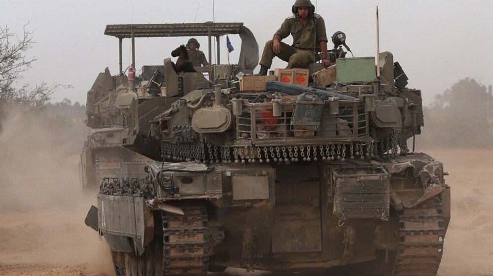 Izraelski tenkovi napreduju glavnim putem koji deli grad Rafu 10