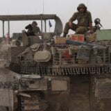 Izraelski tenkovi napreduju glavnim putem koji deli grad Rafu 4