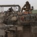 Izraelski tenkovi napreduju glavnim putem koji deli grad Rafu 1