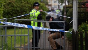 Sedamnestogodišnjak osumnjičen za pokušaj ubistva tri osobe u školi u Engleskoj