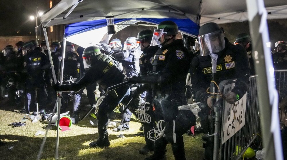 Protesti u američkom kampusu: Stotine policajaca sa palicama krenulo da rastera propalestinske demonstrante 8