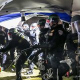 Protesti u američkom kampusu: Stotine policajaca sa palicama krenulo da rastera propalestinske demonstrante 5