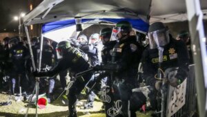Protesti u američkom kampusu: Stotine policajaca sa palicama krenulo da rastera propalestinske demonstrante