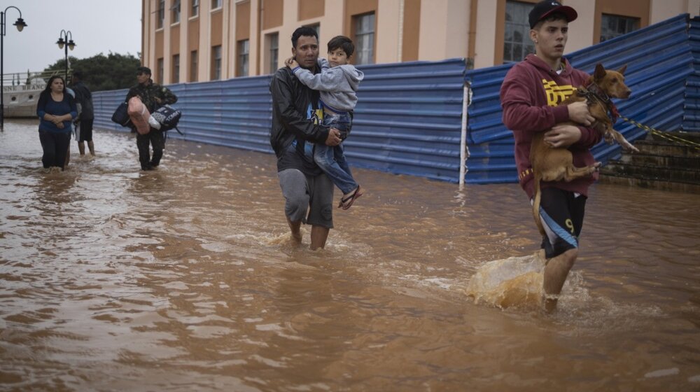 Raste broj poginulih u poplavama i klizištima izazvanim olujnim kišama na jugu Brazila 9