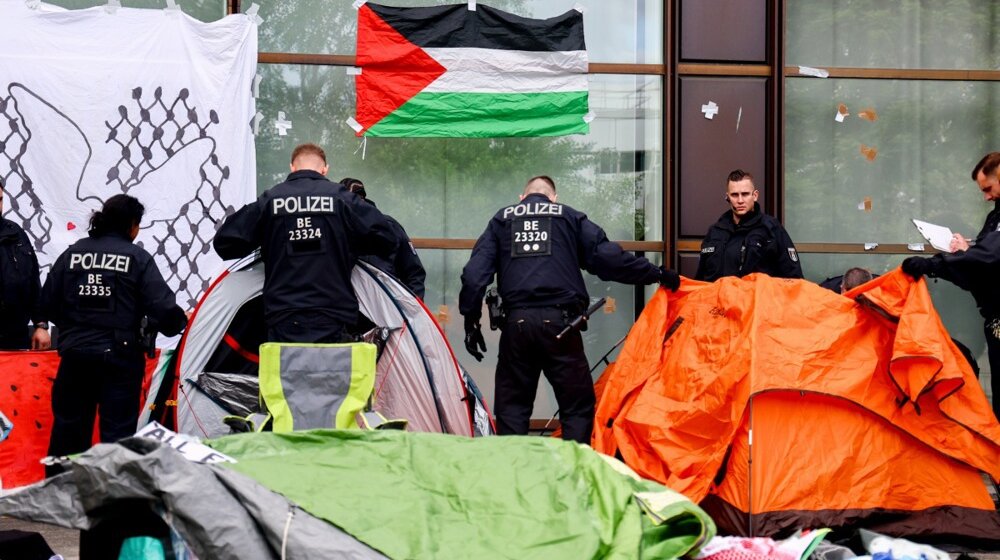Policija prekinula propalestinski protest u dvorištu berlinskog Slobodnog univerziteta 1