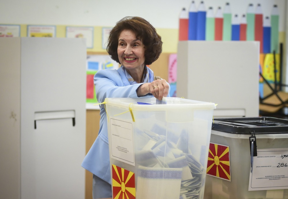 Na izborima u S. Makdoniji ubedljivo vode VMRO DPMNE i predsednička kandidatkinja Gordana Siljanovska Davkova 2 Na izborima u S. Makdoniji ubedljivo vode VMRO DPMNE i predsednička kandidatkinja Gordana Siljanovska Davkova 2
