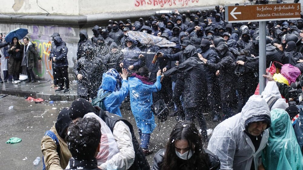 (FOTO, VIDEO) Protesti u Gruziji protiv zakona o stranim agentima: Noć uoči konačnog glasanja 1