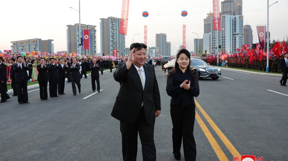 (VIDEO) Portret Kim Džong Una prvi put javno prikazan uz portrete oca i dede 1