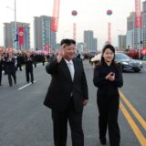 (VIDEO) Portret Kim Džong Una prvi put javno prikazan uz portrete oca i dede 14