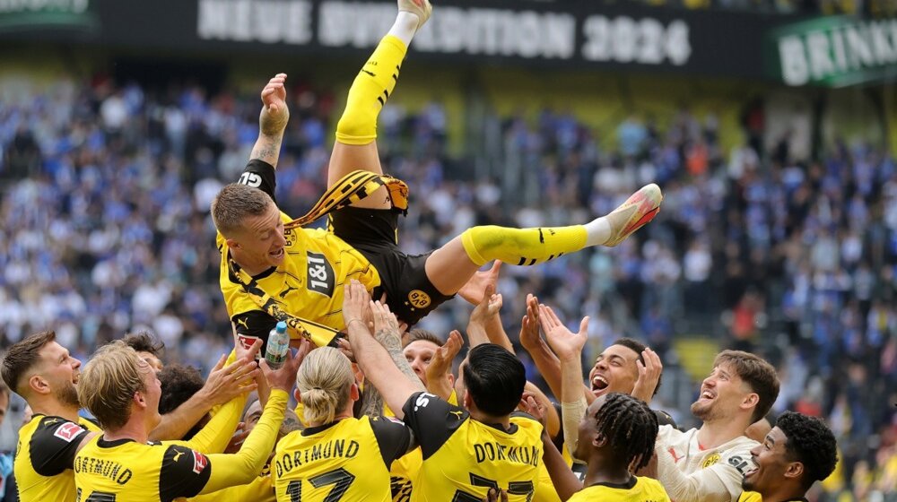 Na oproštajnoj utakmici u Dortmundu legendarni fudbaler Borusije častio pivom sve gledaoce 1