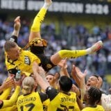 Na oproštajnoj utakmici u Dortmundu legendarni fudbaler Borusije častio pivom sve gledaoce 15