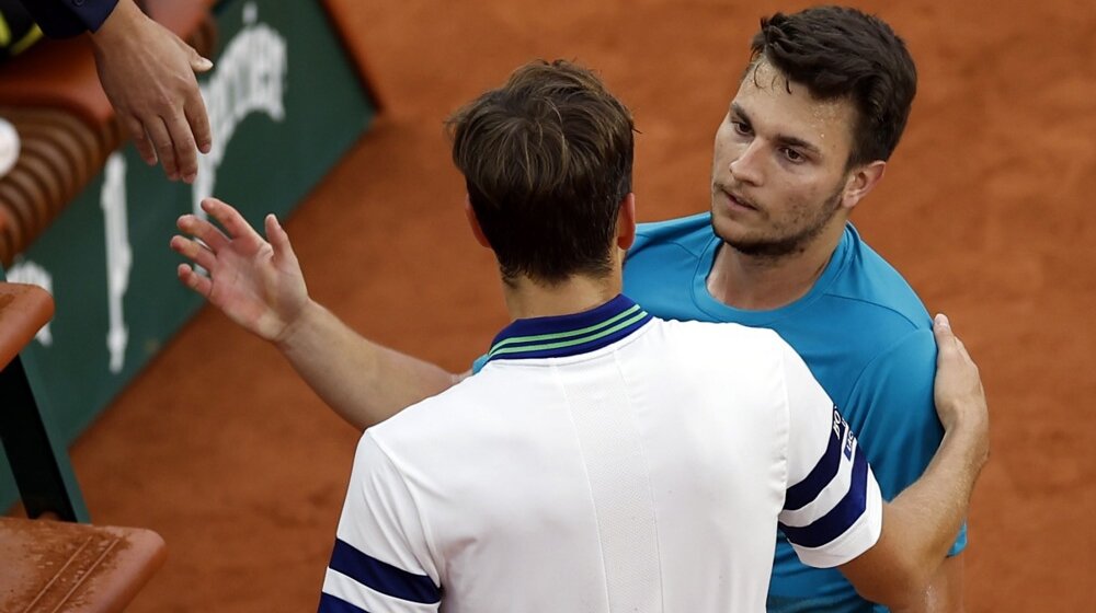 Kecmanović rešio da se više ne muči s leđima pa je predao meč Medvedevu (VIDEO) 1