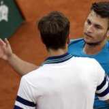 Kecmanović rešio da se više ne muči s leđima pa je predao meč Medvedevu (VIDEO) 8