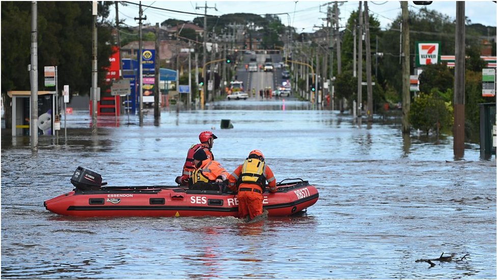 Klimatske promene: Šta su El Ninjo i La Ninja i kako utiču na vremenske prilike 3 Rescue workers in floodwaters in Melbourne, Australia in October 2022