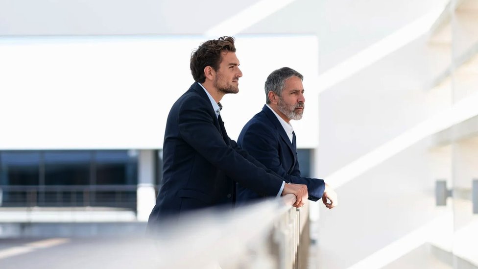 Diskriminacija po visini: Kako „hajtizam" utiče na poslovnu karijeru 1 Kancelarija