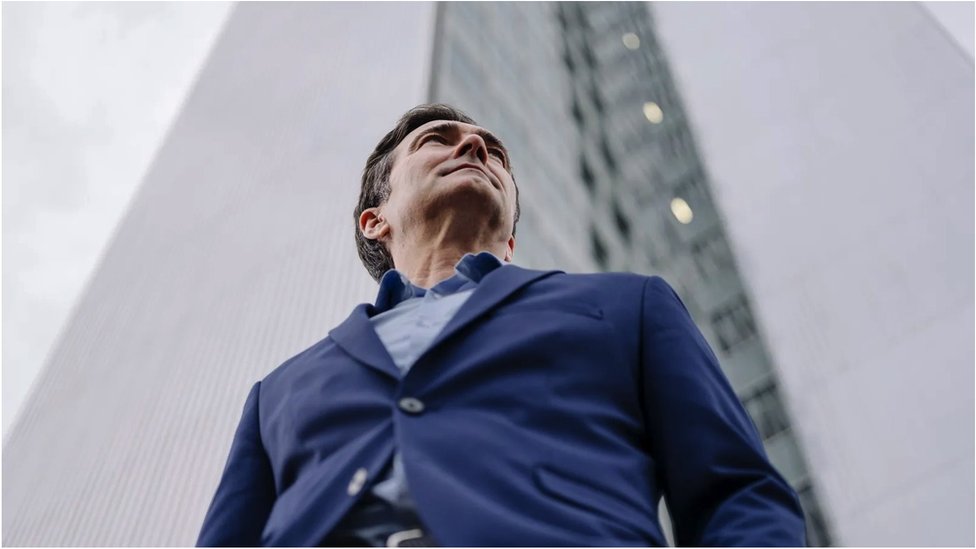 Diskriminacija po visini: Kako „hajtizam" utiče na poslovnu karijeru 2 Istraživanja pokazuju da više muškarce i žene doživljavamo kao „pogodnije za ulogu vođe", smatrajući ih dominantnijim, inteligentnijim i zdravijim