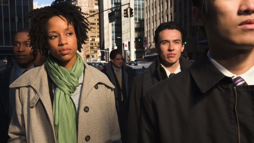 Diskriminacija po visini: Kako „hajtizam" utiče na poslovnu karijeru 3 Hajtizam može da utiče i na žene, naročito visoke žene, koje drugi mogu da doživljavaju kao pretnju