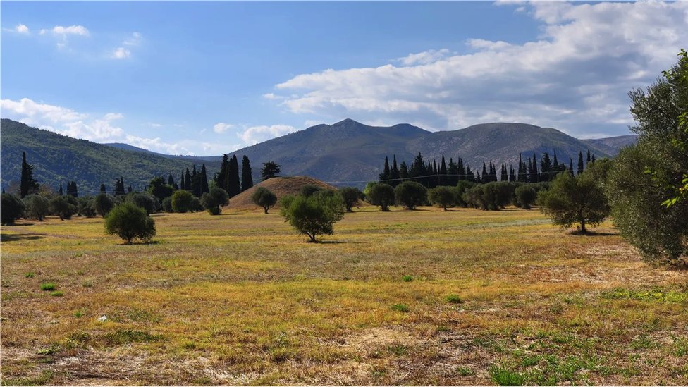 Neuobičajeno za to doba, Atinski i Platejski ratnici koji su izgubili živote u Maratonskoj bici sahranjeni su u humkama. Te grobnice i danas postoje