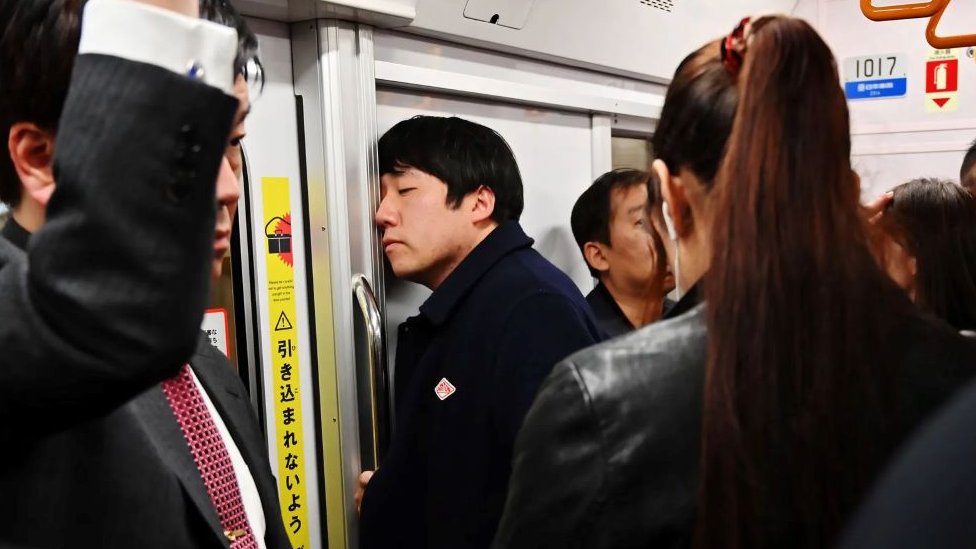 Ekstremna iscrpljenost i sagorevanje: Kako do njih dolazi i šta preduzeti 2 umorni muškarac