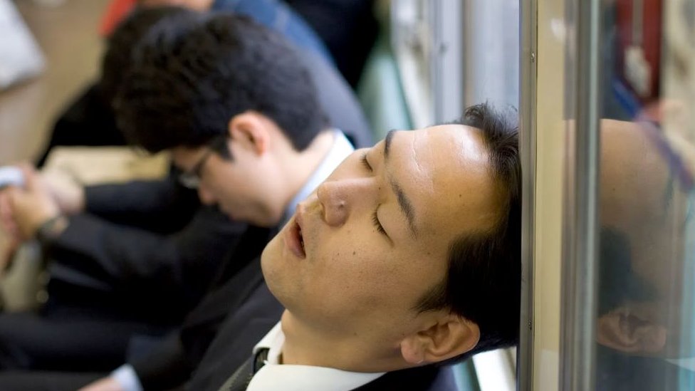 Ekstremna iscrpljenost i sagorevanje: Kako do njih dolazi i šta preduzeti 1 umorni muškarac