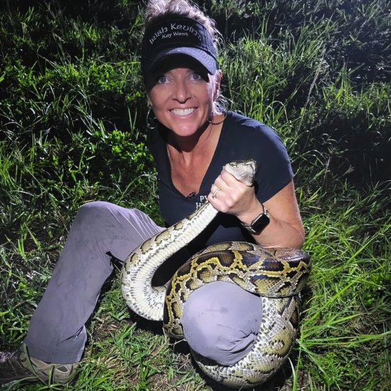 Amerika i životinje: Florida plaća lovcima na nagrade da kontrolišu populaciju pitona 4 Amy Siewe holding a python
