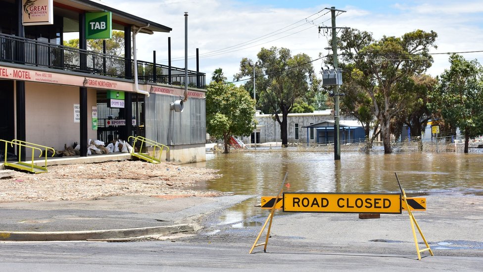 Klimatske promene: Šta su El Ninjo i La Ninja i kako utiču na vremenske prilike 6 Flood damage in the Forbes CBD in Forbes, New South Wales, Australia, 19 November 2022