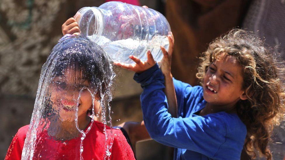 Klimatske promene: Šta su El Ninjo i La Ninja i kako utiču na vremenske prilike 1 A Palestinian girl pours water over another girl, who is smiling
