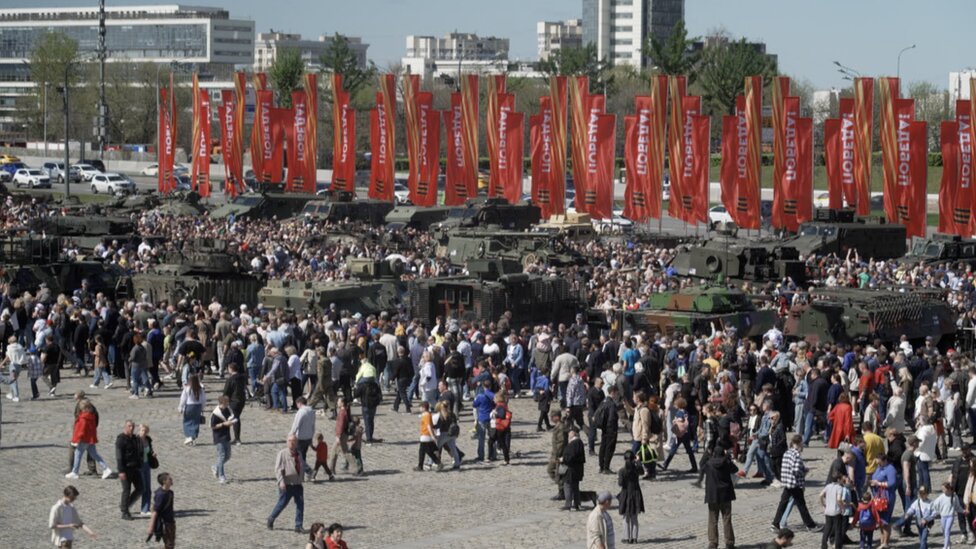 Rusija i Ukrajina: Moskva izložila zaplenjeno oružje sa Zapada 3 Crowds gather around captured Western tanks in Moscow