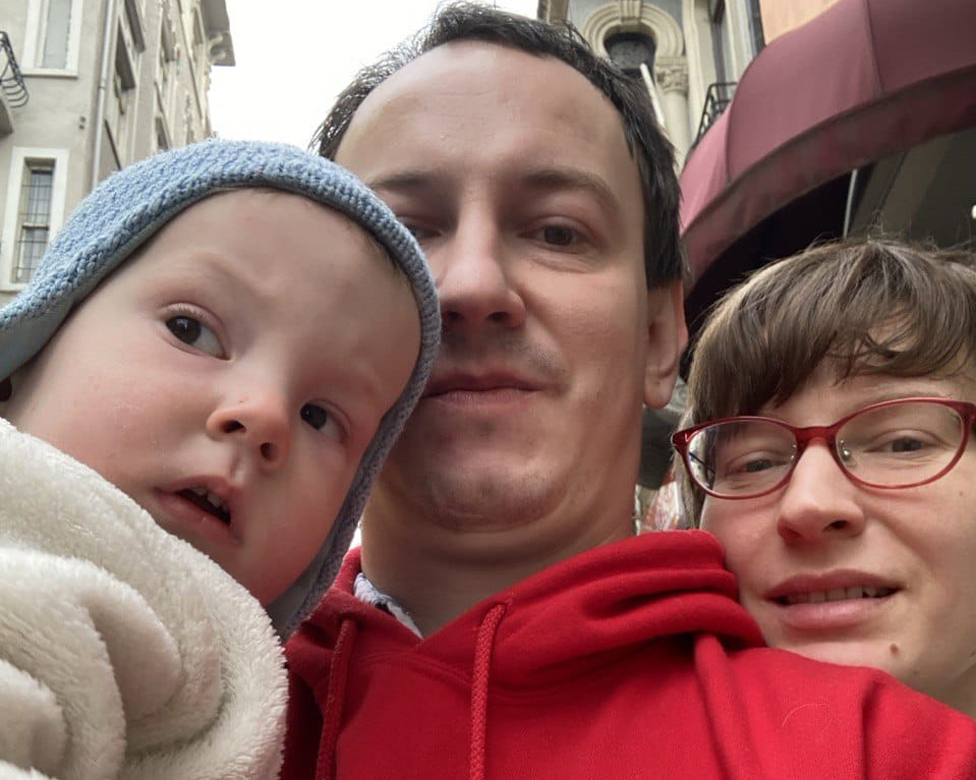 Sloboda medija: „Čuvam leđa“ - porastao broj BBC novinara koji žive u izgnanstvu 2 Nina Nazarova sa suprugom i sinom