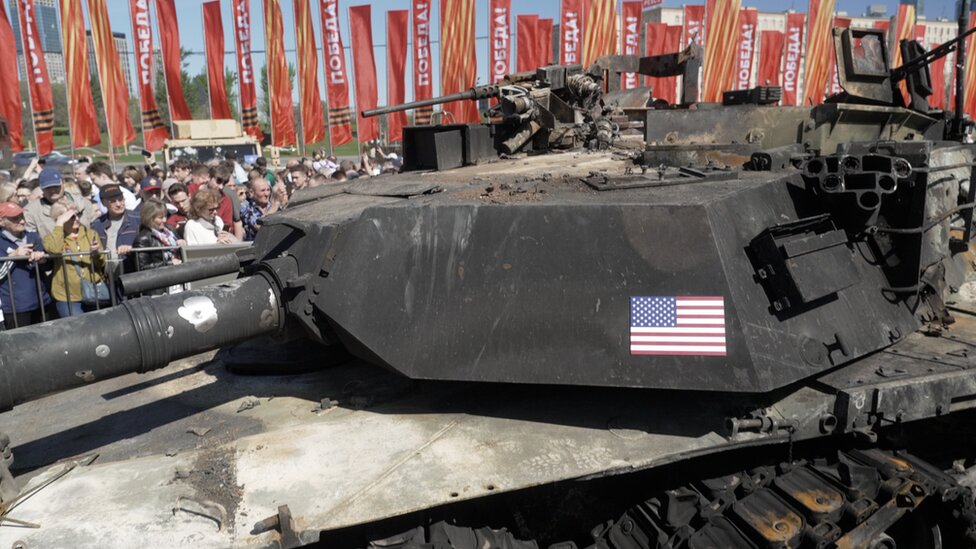 Rusija i Ukrajina: Moskva izložila zaplenjeno oružje sa Zapada 2 A captured US Abrams tank on display in Moscow