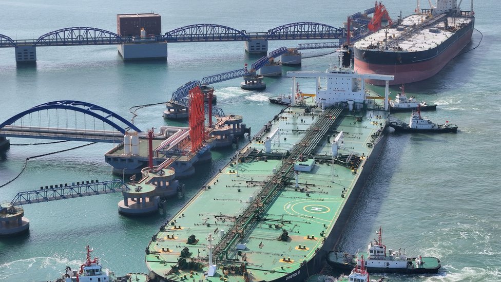 Bliski i Daleki istok: Kako Kina pomaže Iranu da izbegne sankcije 4 A very large oil tanker is being assisted by a tugboat as it berths at Yantai Port's 300,000-ton crude oil terminal in Yantai, Shandong Province, China, on April 25, 2024.