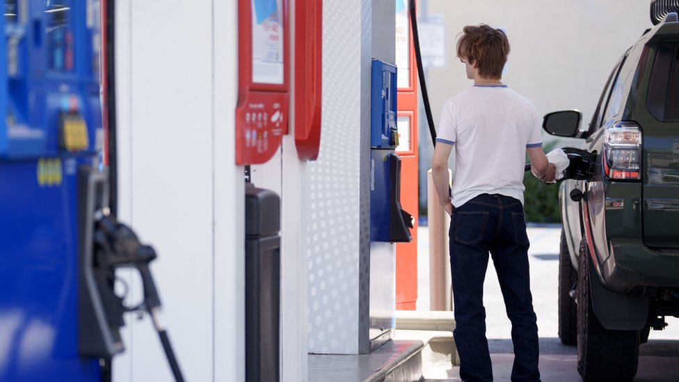 Bliski i Daleki istok: Kako Kina pomaže Iranu da izbegne sankcije 5 A customer refuels a vehicle at a Mobil gas station in Los Angeles, California, US, on Tuesday, April 2, 2024