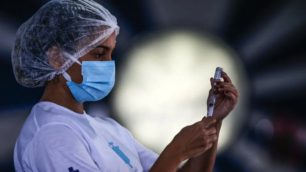 Medicinski radnik priprema jednu dozu AstraZeneka vakcine