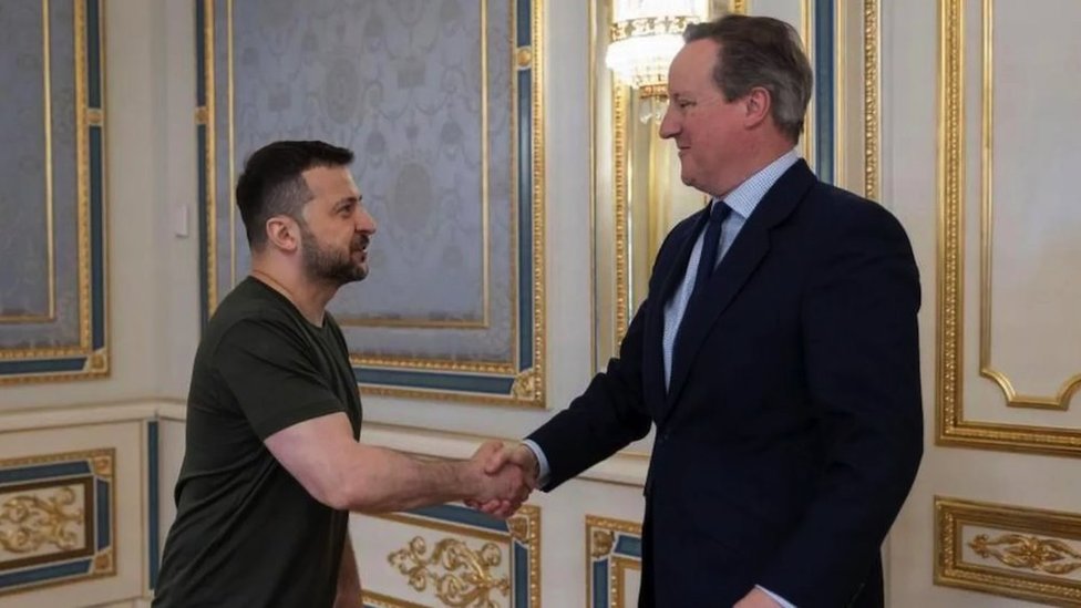 Rusija i Ukrajina: Kijev može da koristi britansko oružje unutar Rusije, kaže Dejvid Kameron 1 Zelenski i Kameron