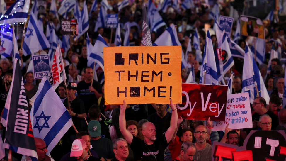 Izrael i Palestinci: Hamas kaže da prihvata sporazum o primirju, Izrael nezadovoljan, odobrena ofanziva na Rafu 4 Dozens of protesters waving Israeli flags and placards in Tel Aviv calling for hostages to be returned home