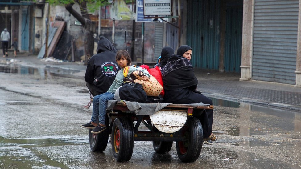 Izrael i Palestinci: Izraelski tenkovi na jugu Pojasa Gaze, kontrola nad graničnim prelazom Rafa 3 People flee the eastern parts of Rafah after the Israeli military began evacuating Palestinian civilians ahead of a threatened assault on the southern Gazan city