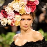 Met Gala 2024: Cveće, bašte, leptiri i... tašna od leda 10