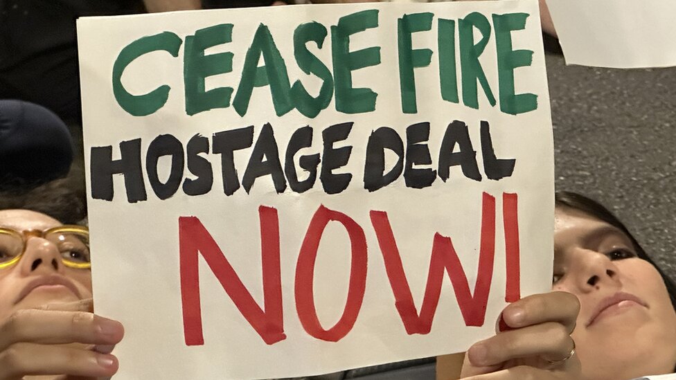 Izrael i Palestinci: Hamas kaže da prihvata sporazum o primirju, Izrael nezadovoljan, odobrena ofanziva na Rafu 3 Hundreds of Israelis demonstrated Saturday in Rehovot near Tel Aviv to demand the release of hostages held in the Gaza on 4 May