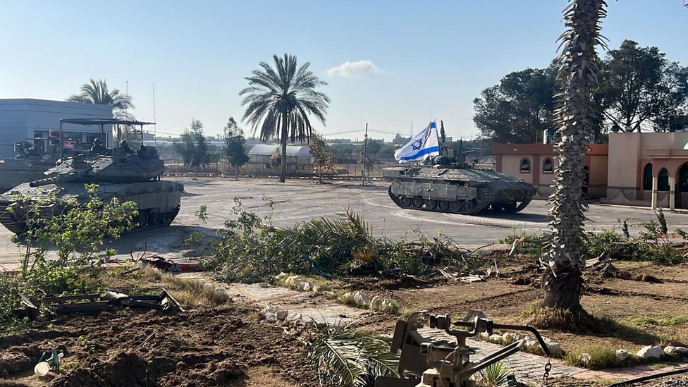 Izrael i Palestinci: Izraelski tenkovi na jugu Pojasa Gaze, kontrola nad graničnim prelazom Rafa 1 IDF armoured vehicles at the Rafah crossing (IDF handout image)