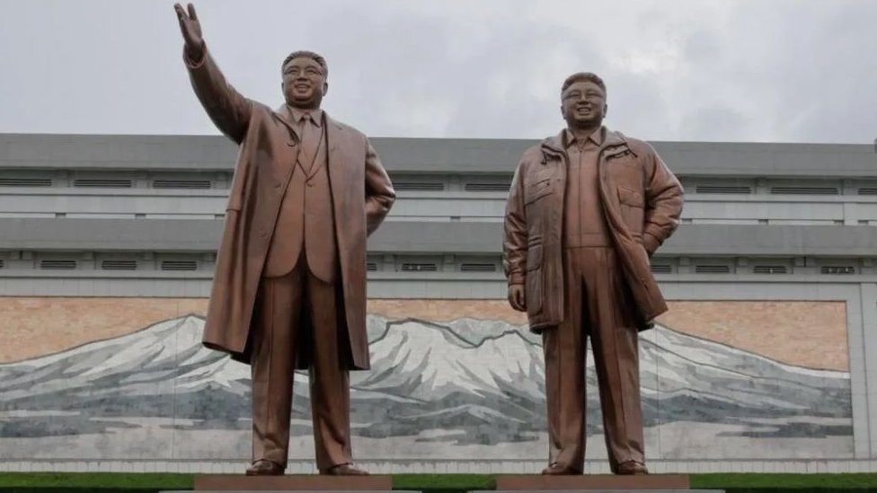 Severna Koreja: Glavni propagandista porodice Kim umro u 94. godini 1 dve statue