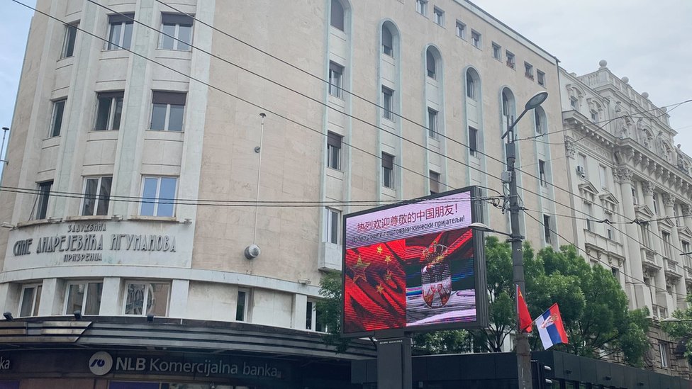 Srbija i Kina: Si Đinping stigao u Beograd, poruke dobrodošlice na kineskom i srpskom, sastanci slede 2 Dobrodošli poštovani kineski prijatelji - i sa LED ekrana na Terazijama