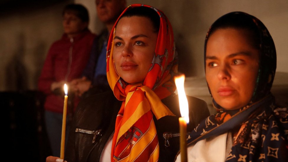 Mladi i religija: Od potrage za smislom do podrške u teškim trenucima 2 Devojke u crkvi