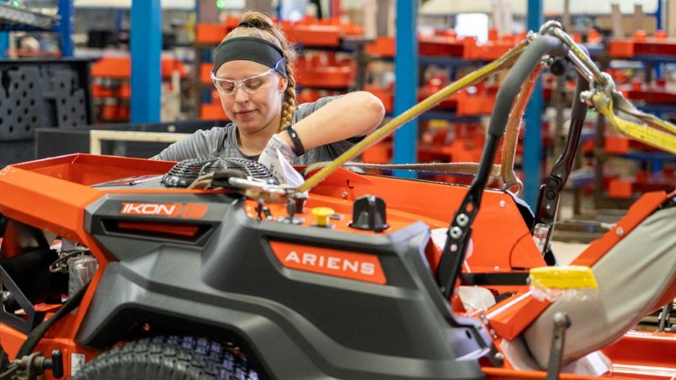 Ekonomija: Kako izgleda radna nedelja od četiri dana na Balkanu 2 žena sa alatom u fabrici