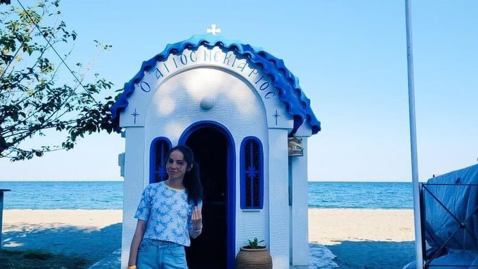 Mladi i religija: Od potrage za smislom do podrške u teškim trenucima 1 Devojka ispred crkve