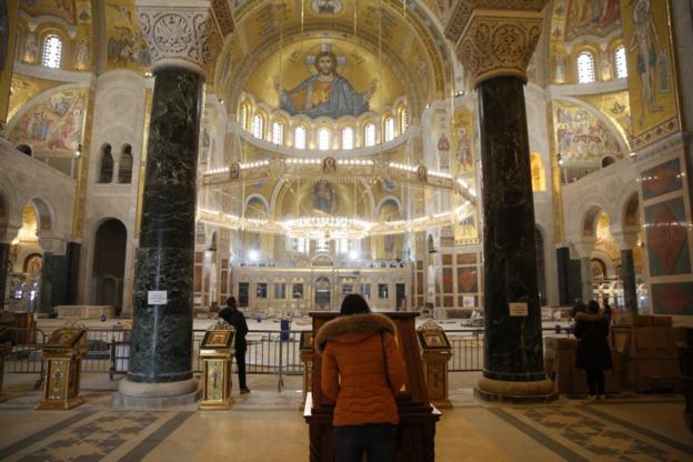 Mladi i religija: Od potrage za smislom do podrške u teškim trenucima 3 unutrašnjost crkve