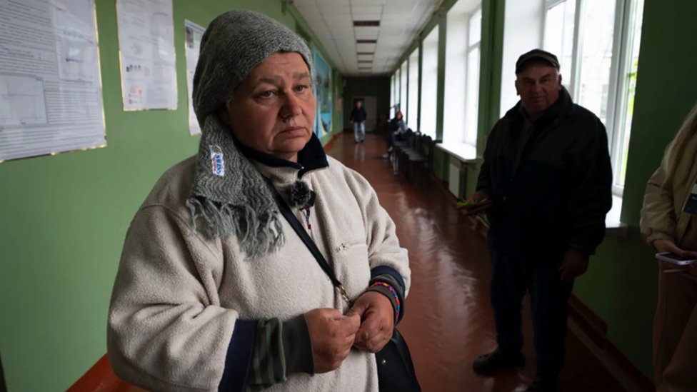 Rusija i Ukrajina: Ukrajinske snage se povlače u Harkovskoj oblasti pod pritiskom Rusa 5 Lijuda kaže da je pobegla kada su čuli mitraljeze u blizini.