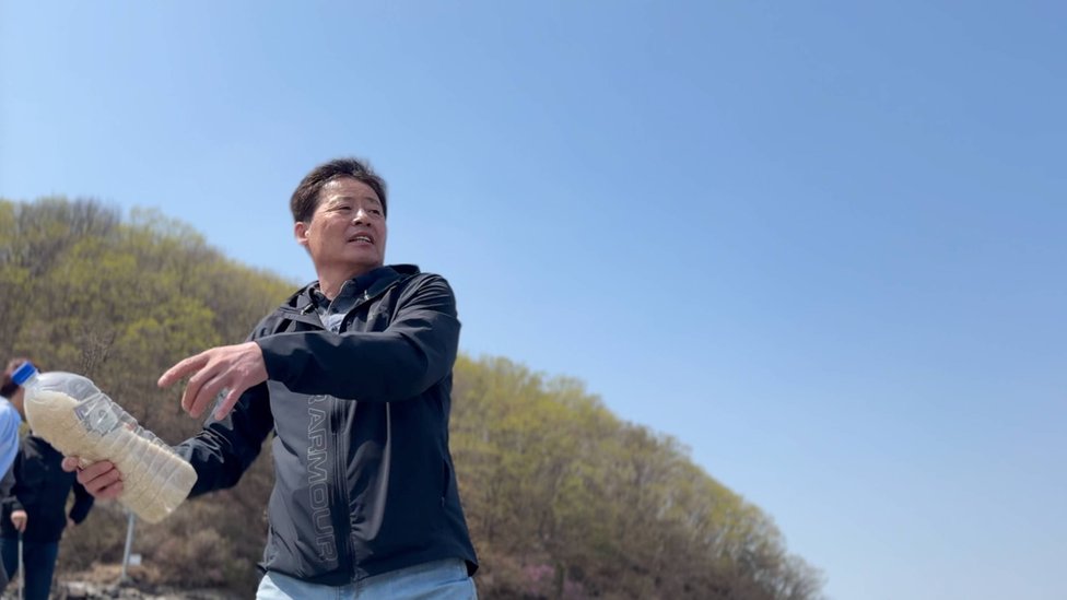 Slanje flaša sa pirinčem u Severnu Koreju 1 Park Džung Oh baca flaše punjene pirinčem
