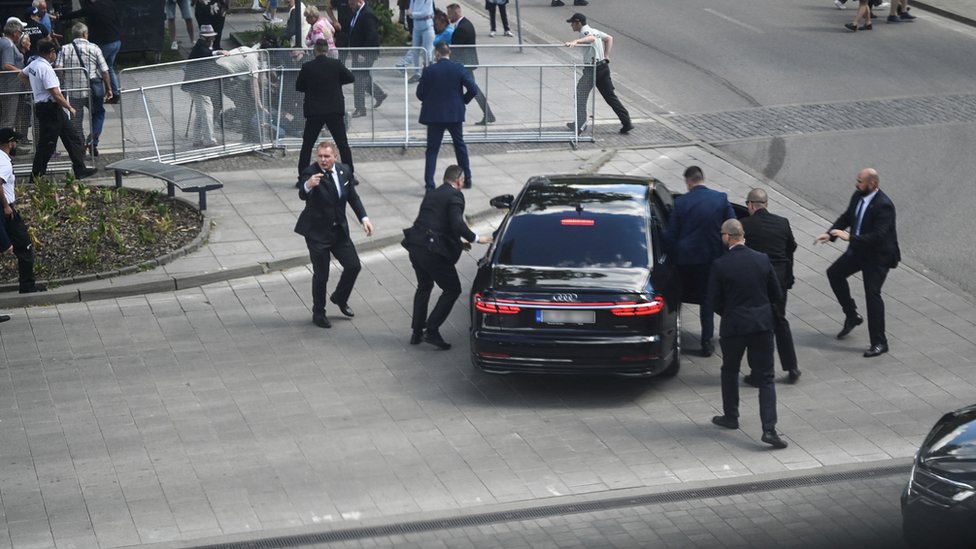 Robert Fico: Slovački premijer će preživeti posle „politički motivisanog atentata", policija uhapsila napadača 2 Security officers move Slovak PM Robert Fico in a car after a shooting incident, after a Slovak government meeting in Handlova,