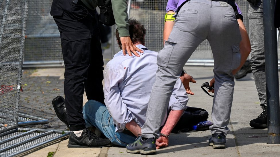 Robert Fico: Slovački premijer teško ranjen u „politički motivisanom atentatu" , policija uhapsila napadača 3 Slovačka